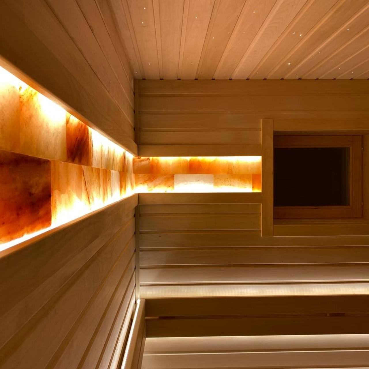 «Белая» баня в Кингисеппе из липы, с двумя световыми зонами: для интимного отдыха под звездами и активного парения в свете солевой линии.