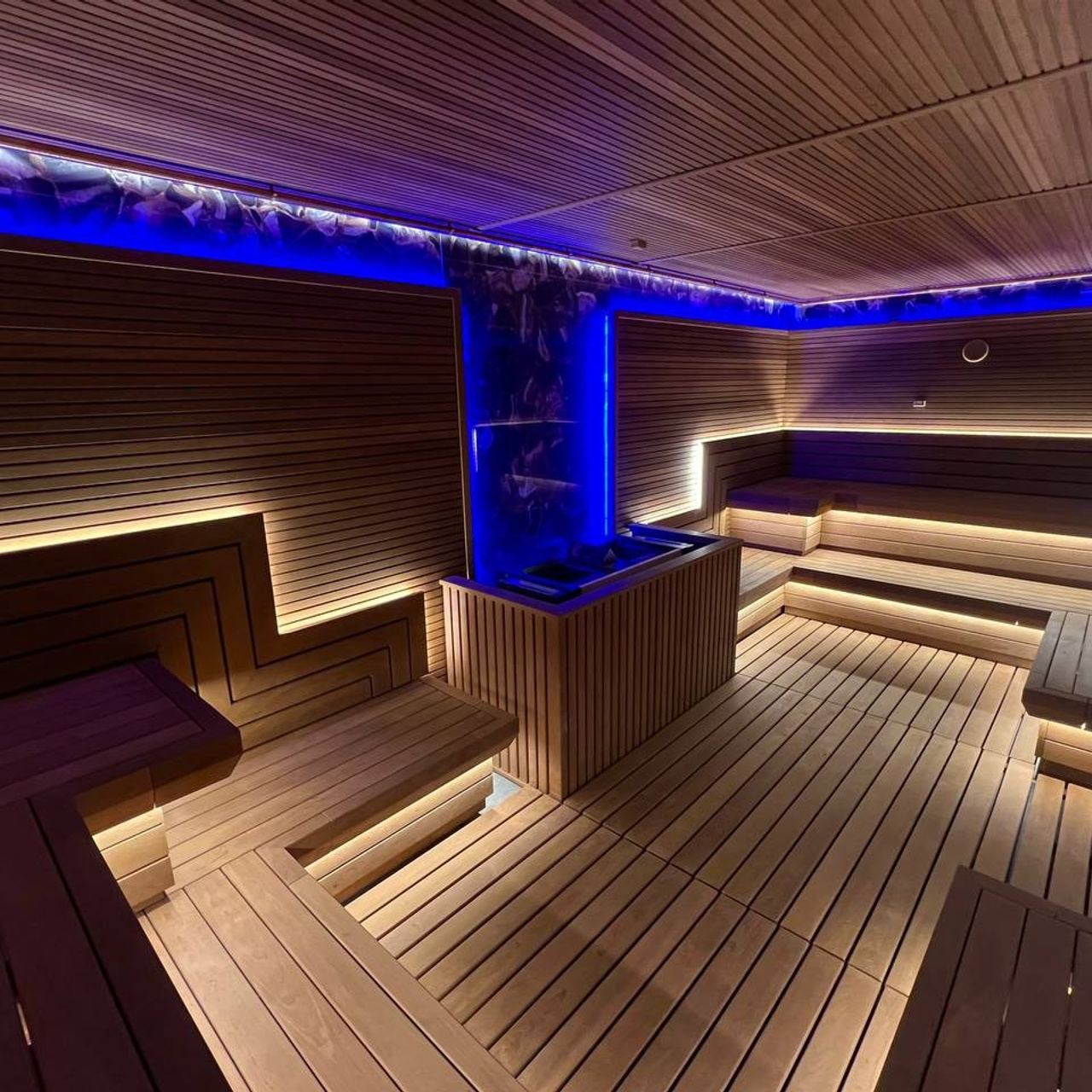 Сауна в Encore Fitness по проекту наших коллег из MBSaun. Симметрия, строгие линии, столярные элементы и щипотка роскоши