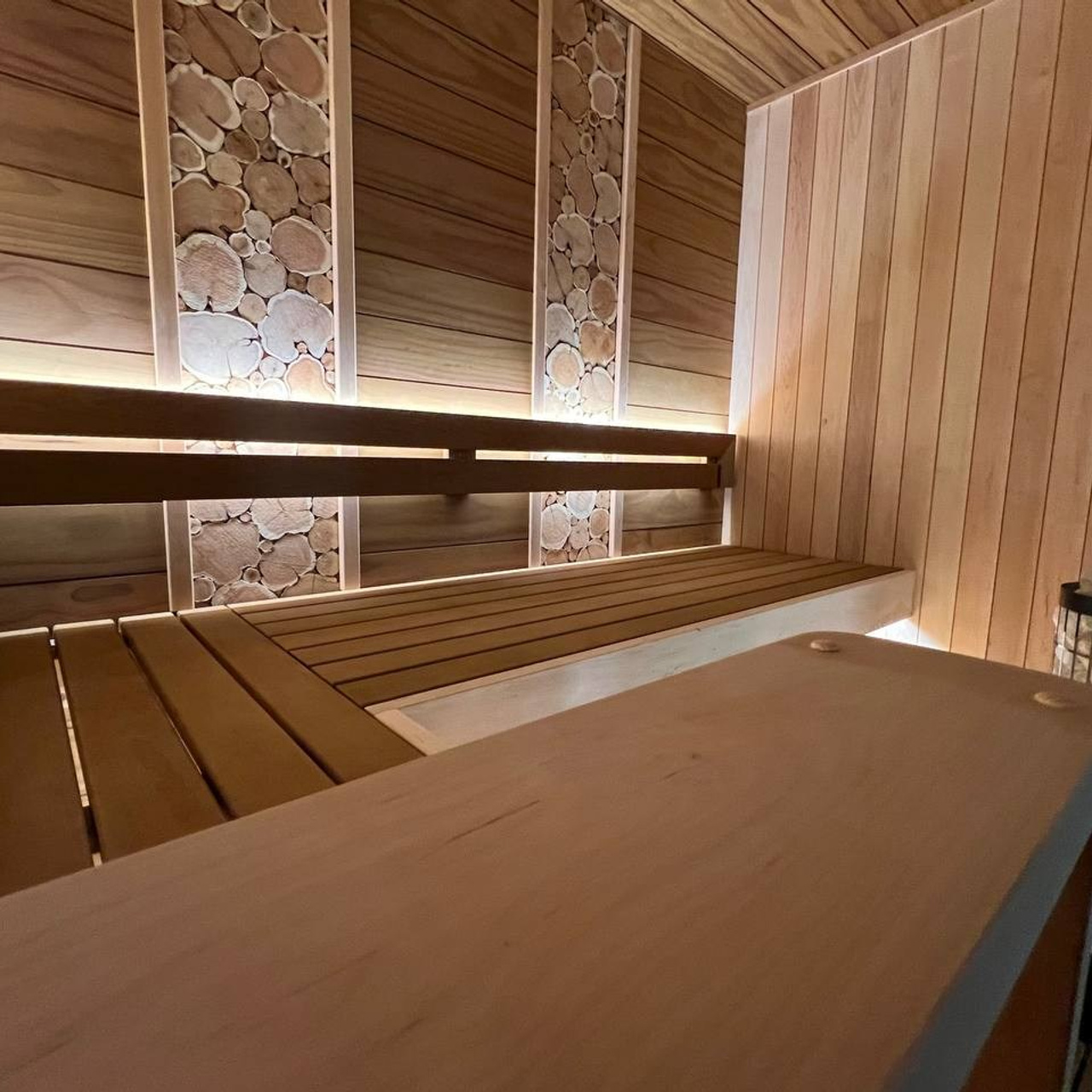 Сауна под стеклянный фасад в Куркиеках на берегу одноименной реки. Pino Premio и ольха, можжевельник и сердце парной- Harvia Cilindro