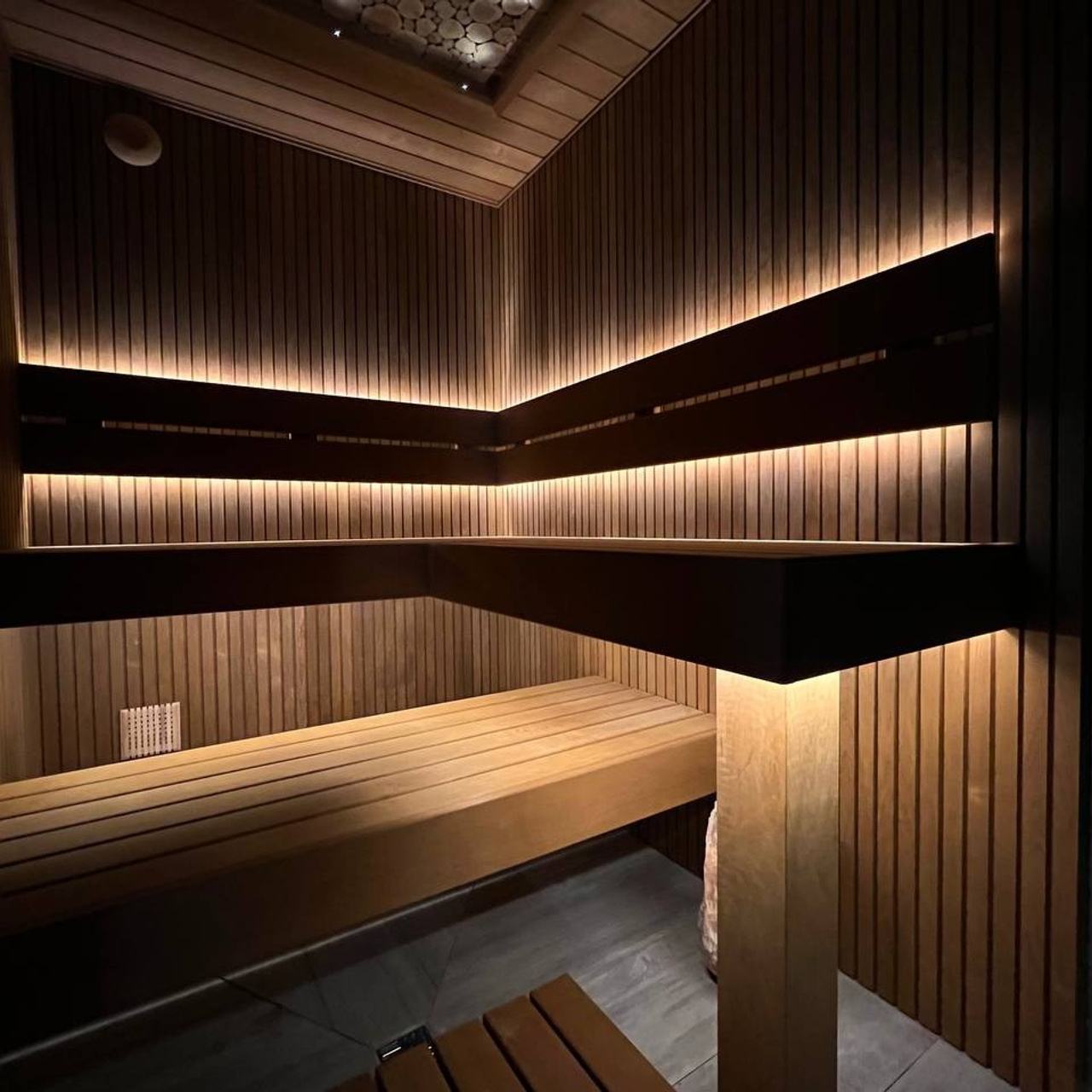 Компактная баня в КП Небо на базе Harvia Legend. Полностью выполнена из термоольхи, а в потолок интегрировано можжевеловое панно