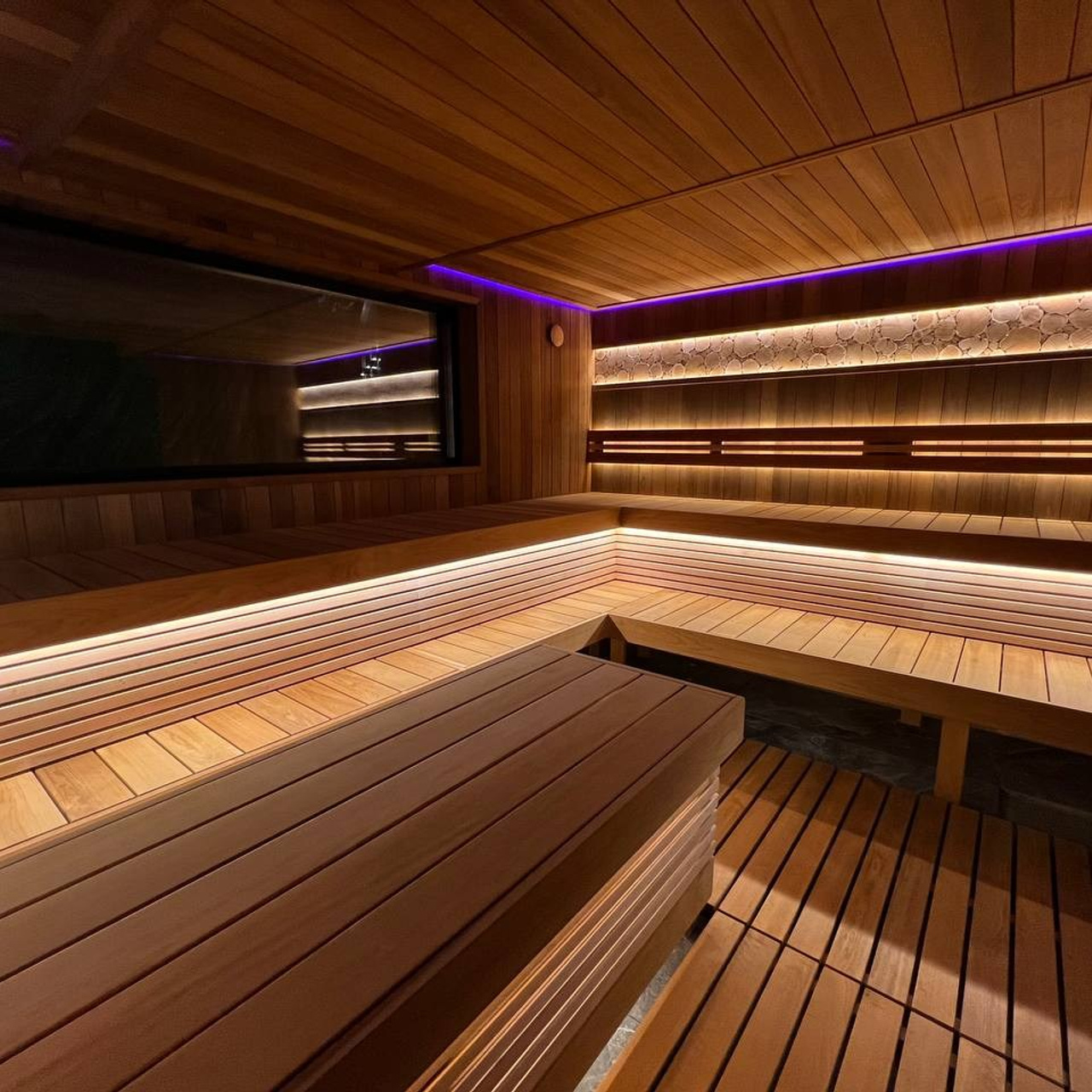 Русская баня по-серому в Ленинском легко соберёт большую компанию, а парильный стол подарит особое удовольствие парения в четыре руки.