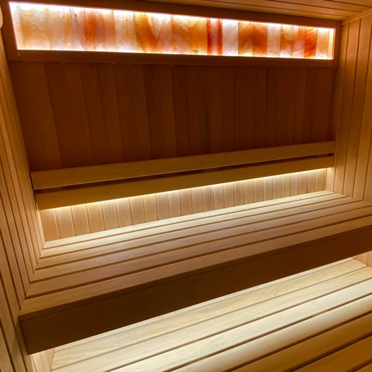Компактная сауна в Охте: ольха, парящие полки, солевая линия 200 мм на базе электрокаменки Harvia Vega — максимум уюта в малом формате.
