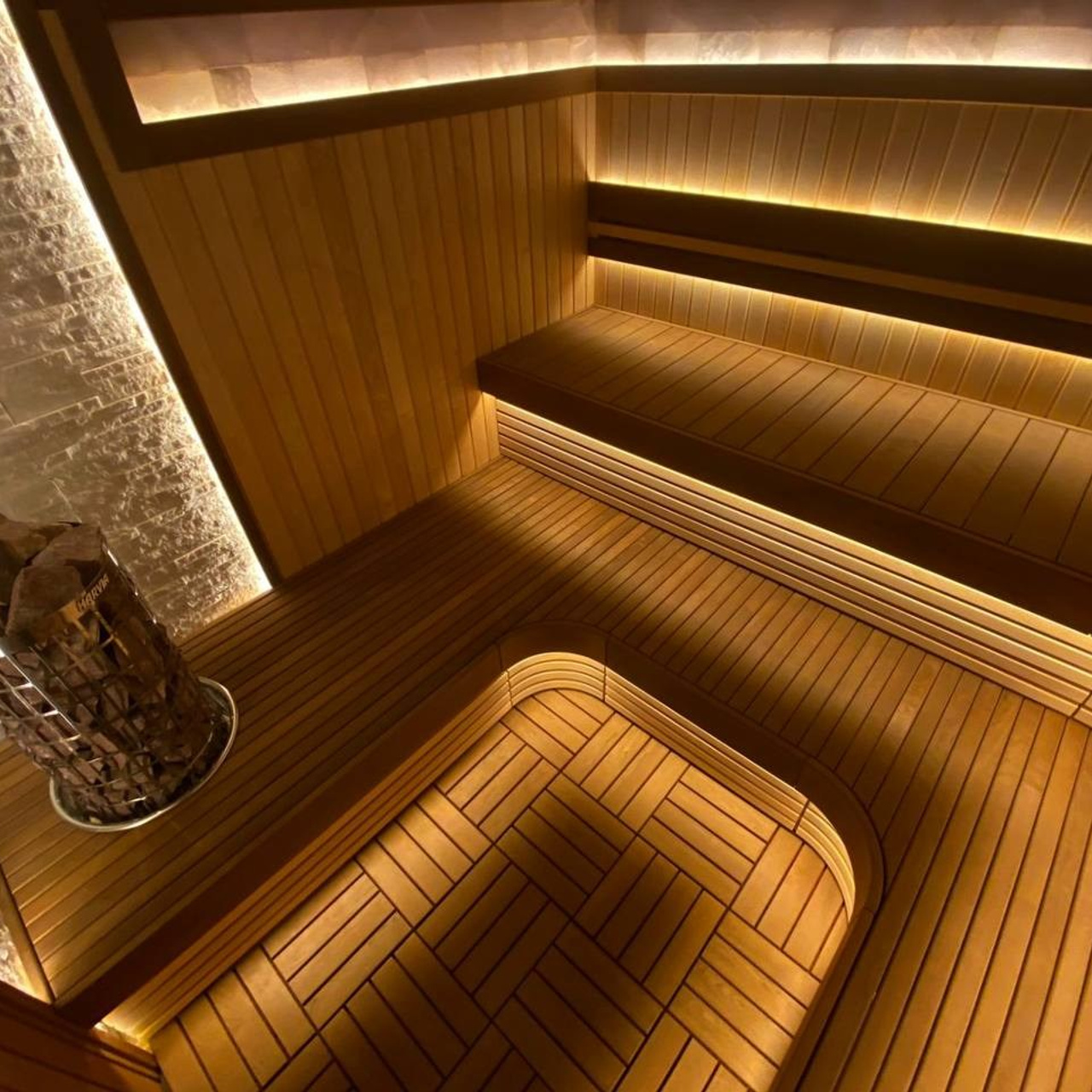 Сауна в Никольском полностью выполнена из тёплой термоольхи и наполнена природной силой можжевельника, белого кварцита и гималайской соли.