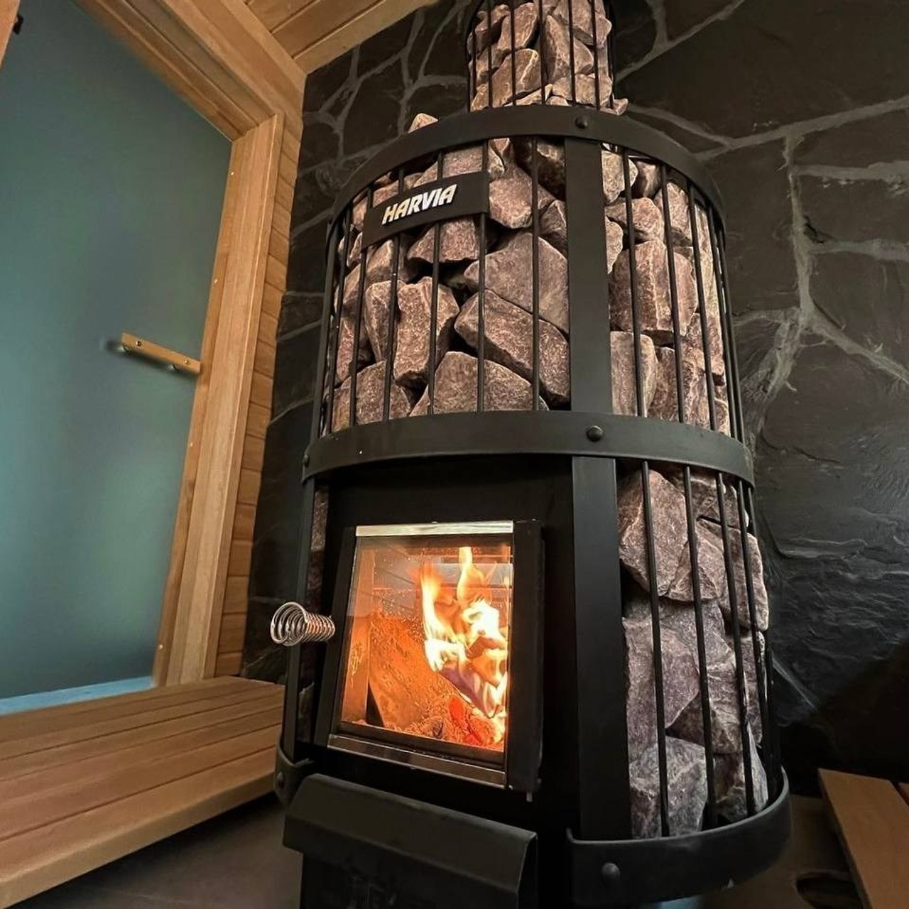 Эксклюзивная парная в Мендсарах из разнокалиберной светлой ольхи и шунгита, а внутренняя топка только усиливает эффект контраста