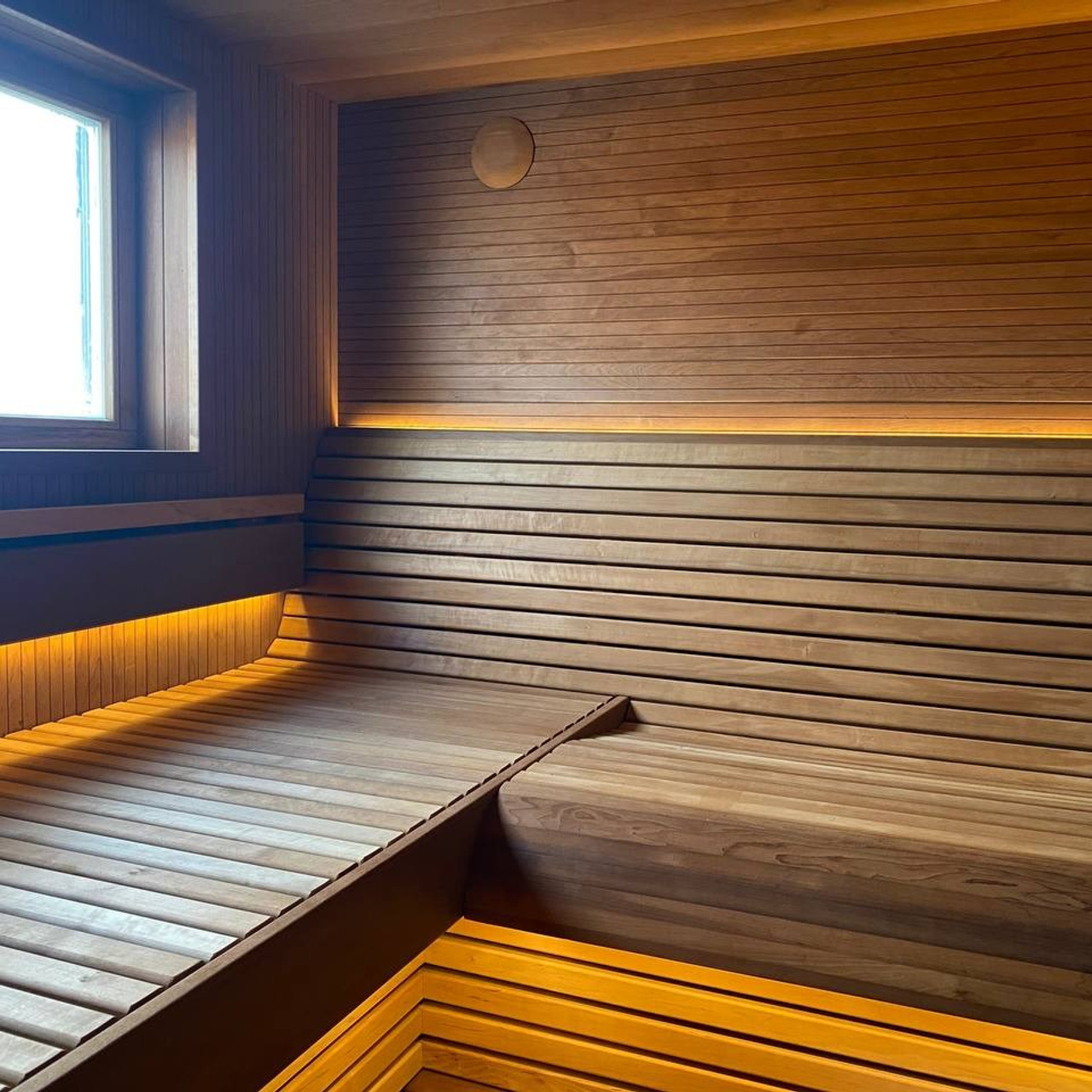 Парная, в которой есть даже Диван! Все детали в ней из термоольхи, а печь с автозаливом сама поддержит температурно- влажностный режим