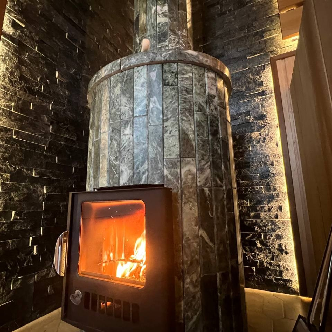 Парная в Бриллианте на Атмосфере с внутренней топкой. Есть в этой схеме и минусы, но треск дров во время парения- это что-то на незабываемом
