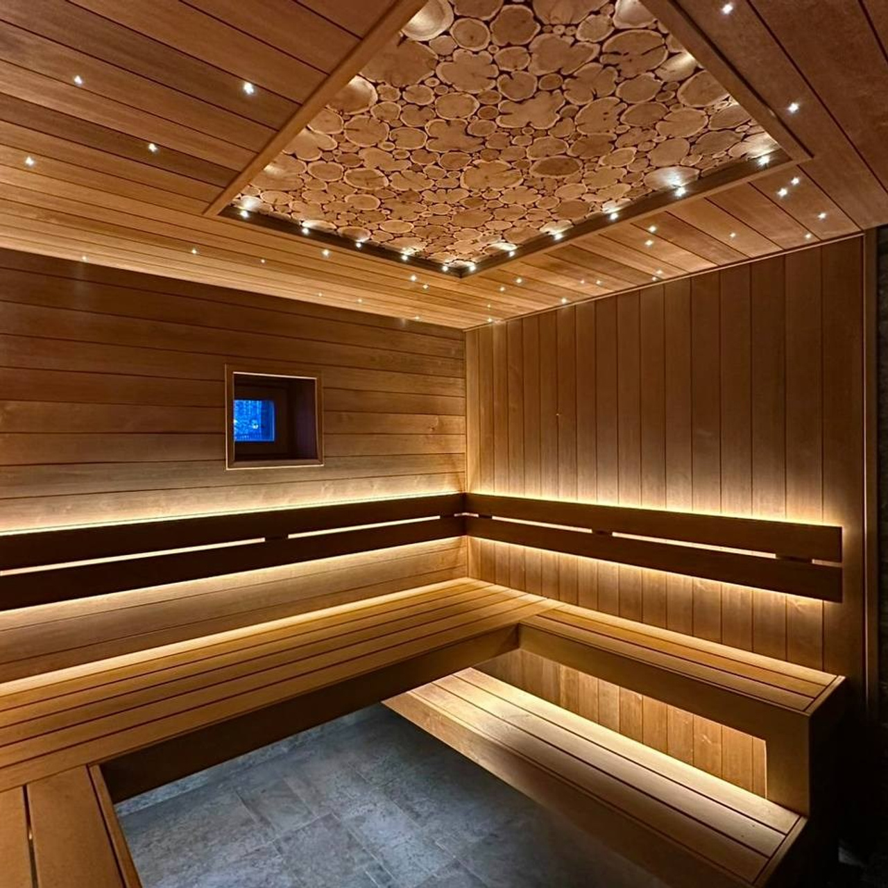 Брутальная парная в Озерках выполнена из термоольхи 135 мм. А среди звездного неба красуется панно из срезов можжевельника