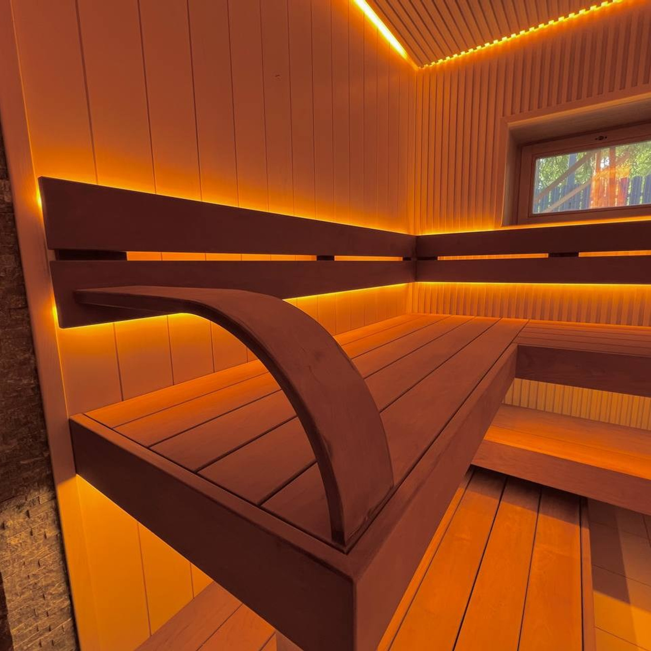 Сауна в Северной Жемчужине выполнена по проекту наших коллег VitaLine SPA. Ольха разного профиля, линейный свет и Sangens в редкой облицовке