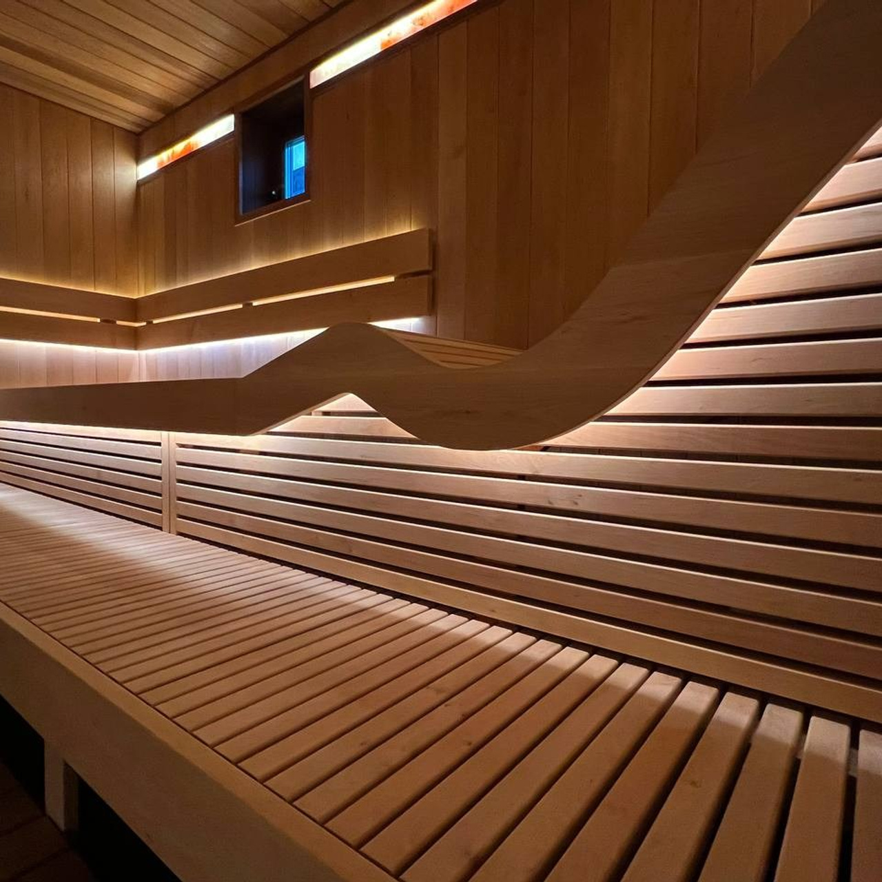 Парная в Рощино разделена на две зоны: одна с парильным столом для активного парения, вторая- с анатомическим полком для релаксации.