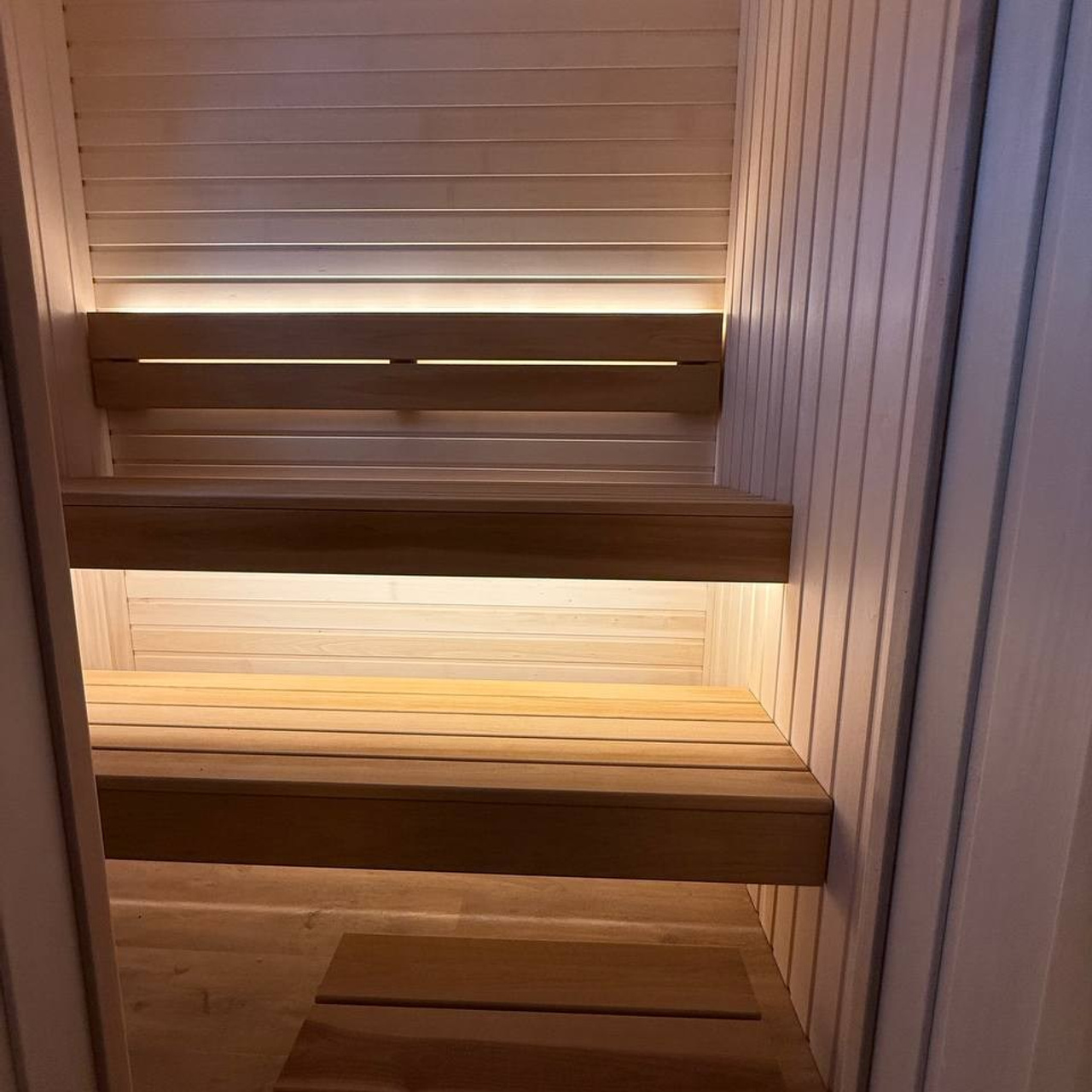 сауна с полками из термоосины