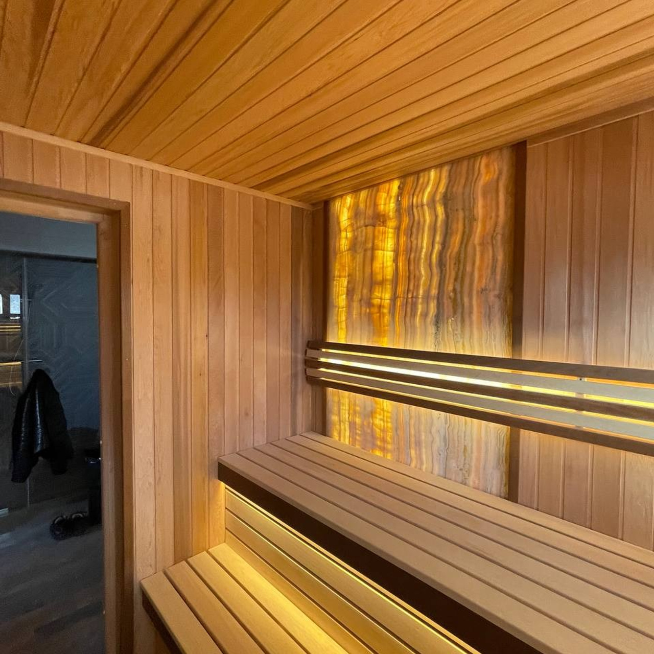 слэб оникса в интерьере сауны