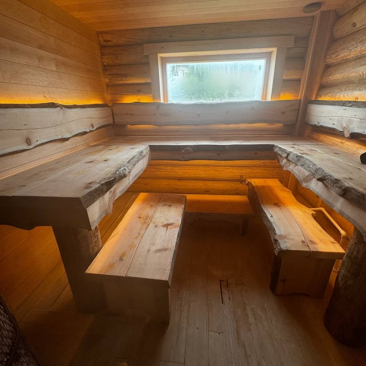 парная с бревенчатой стеной