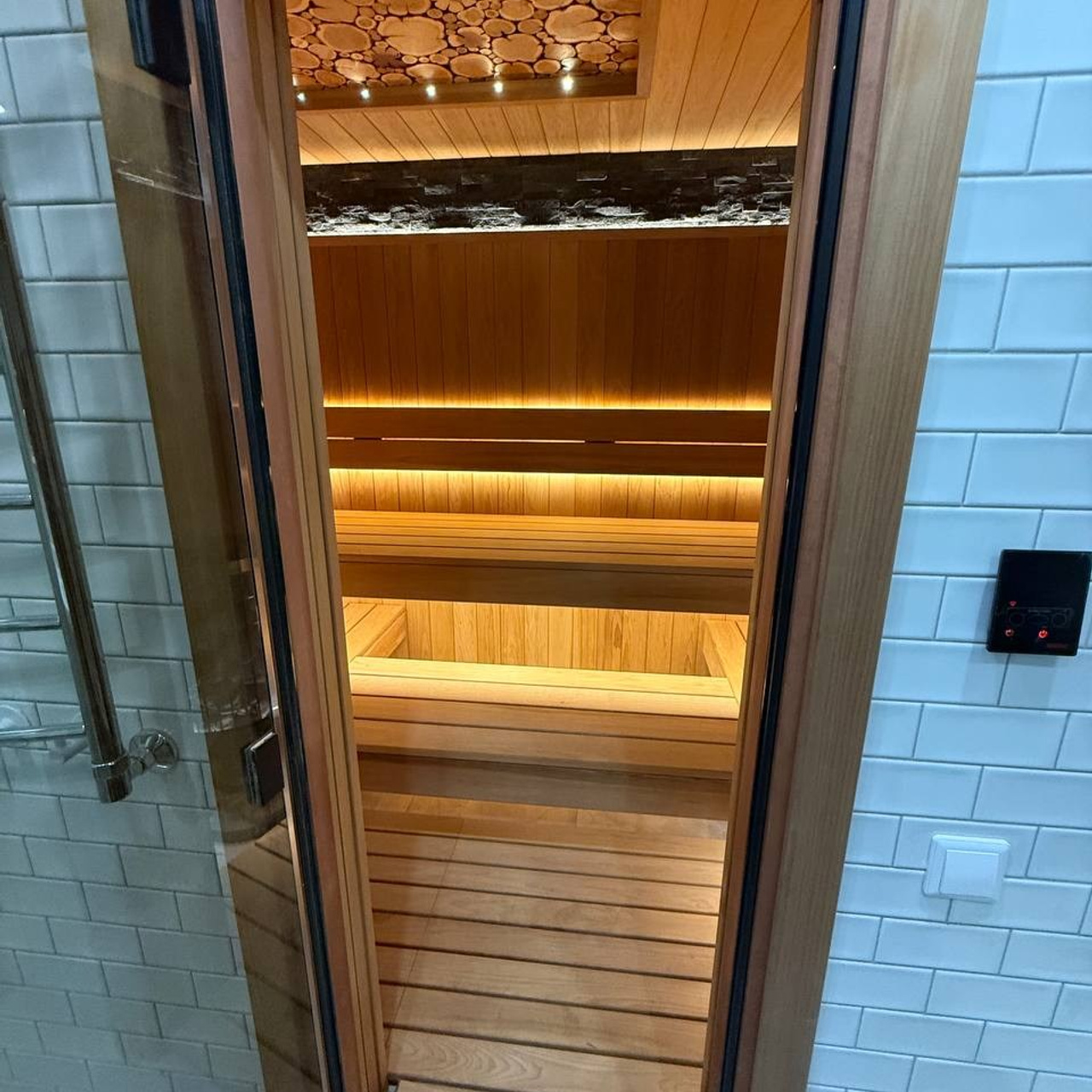 минималистичная сауна из термоосины