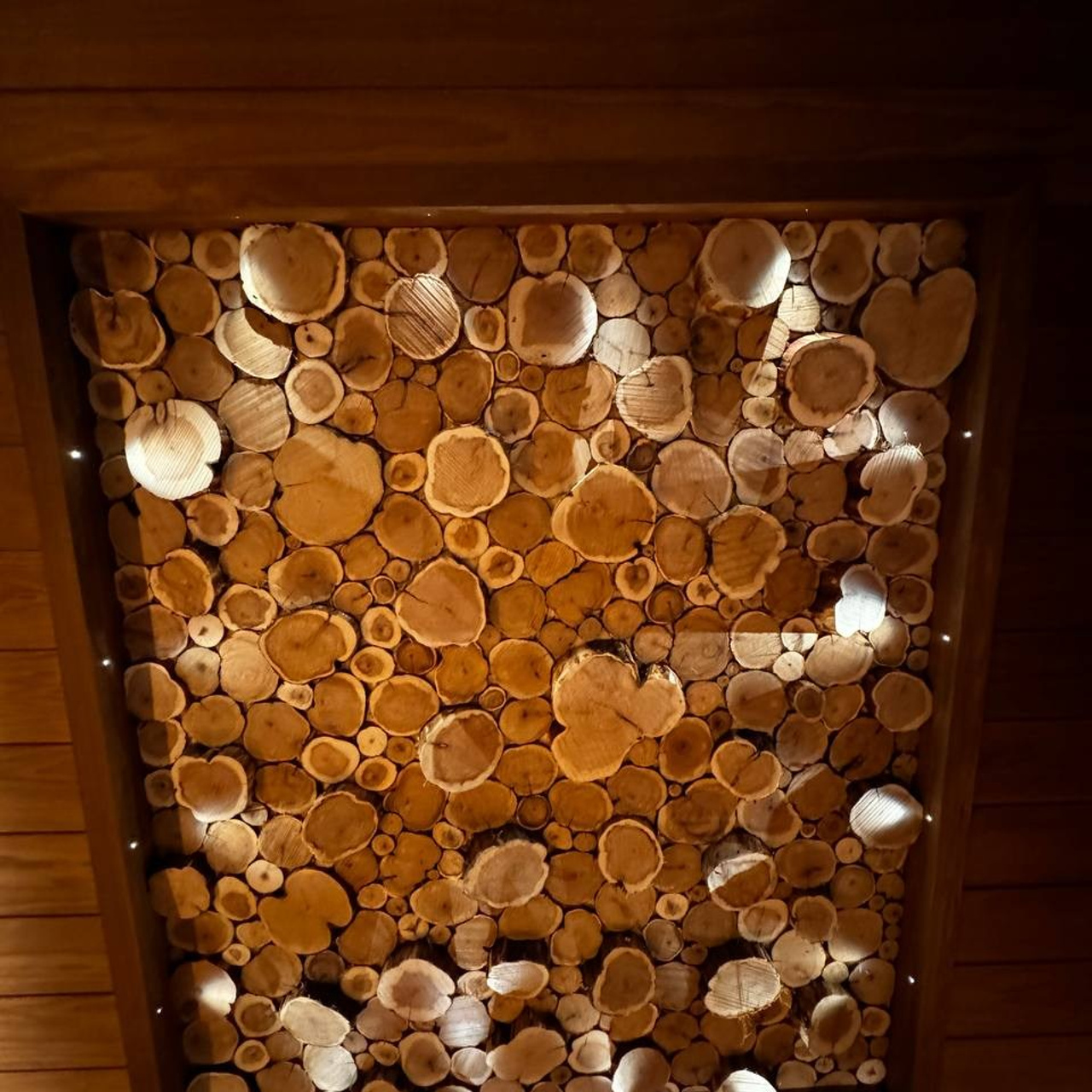 3D-панно из можжевельника в сауне