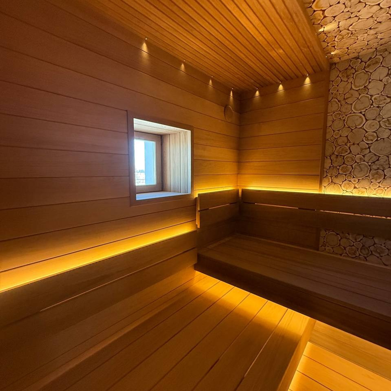 баня из термоосины с панно из можжевельника