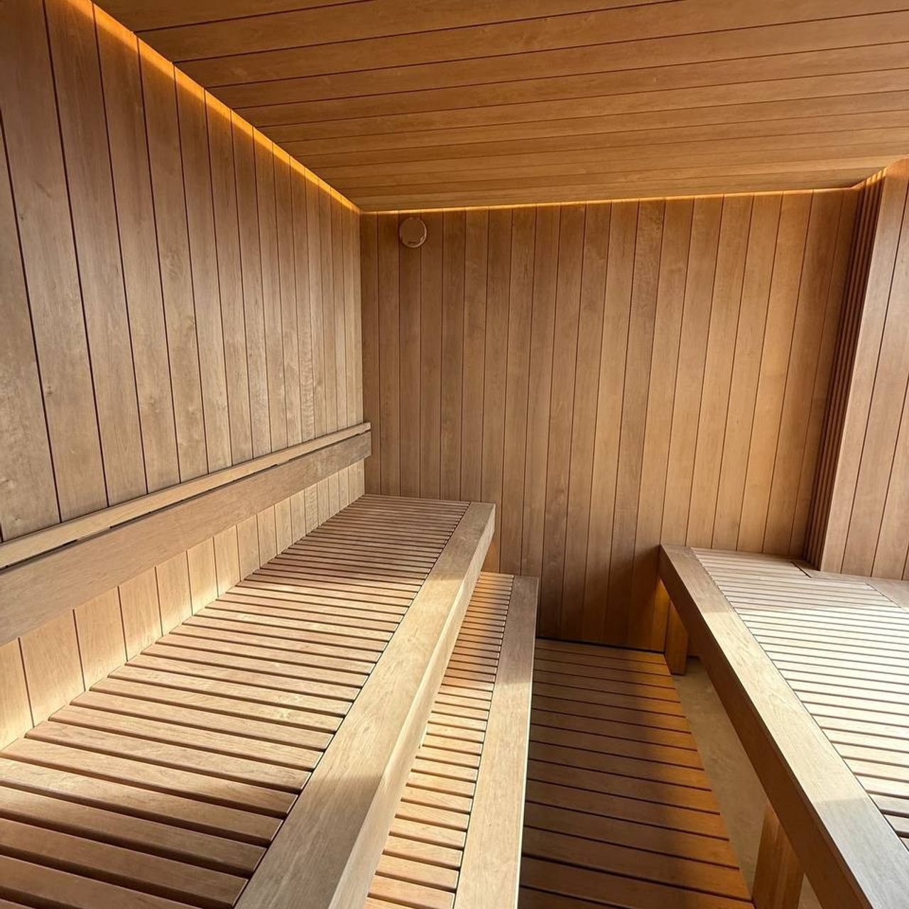 полки из деревянной рейки в парной