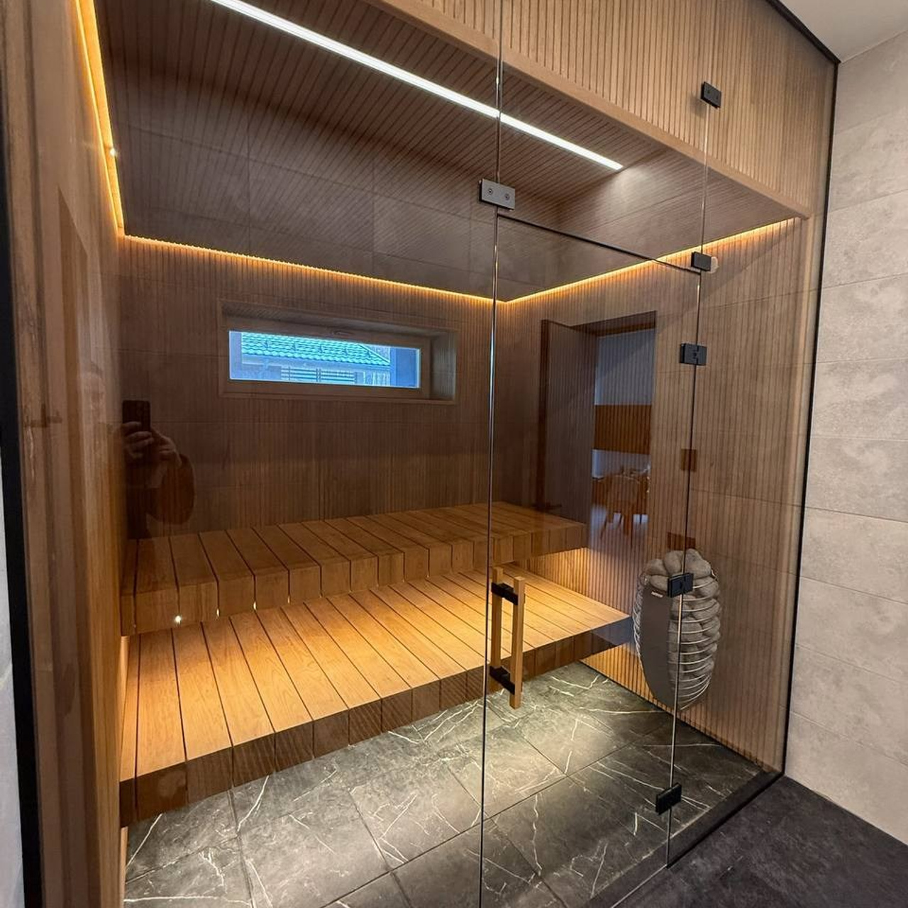 премиальная сауна в с застекленной стеной