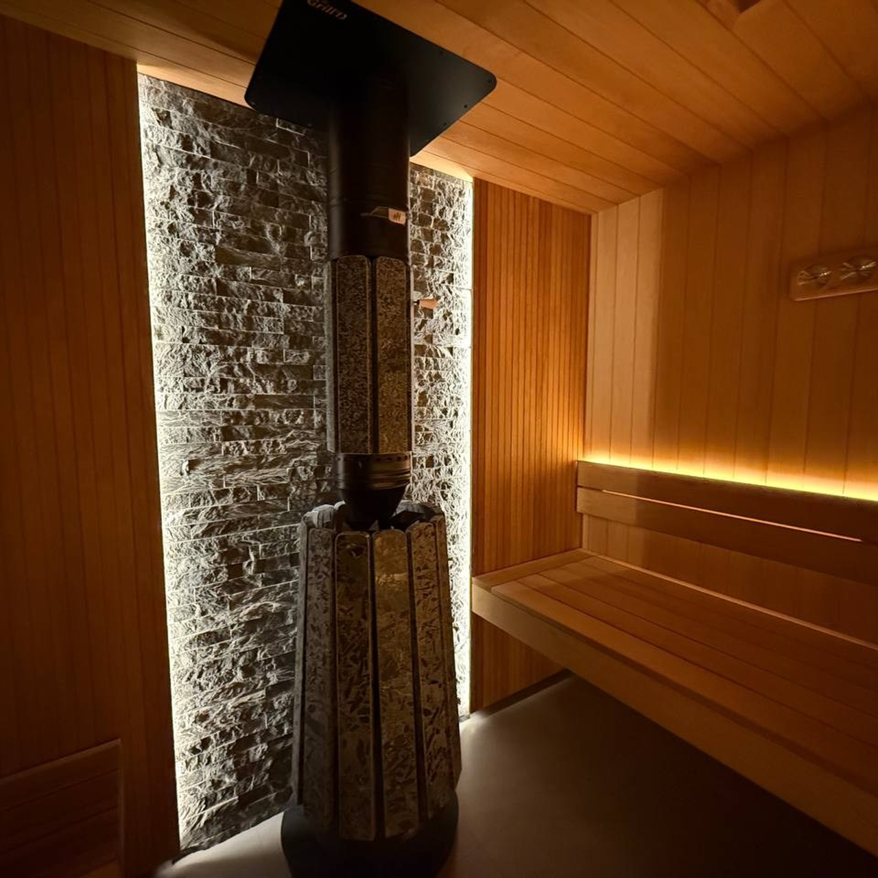 монолитная конструкция полков в сауне