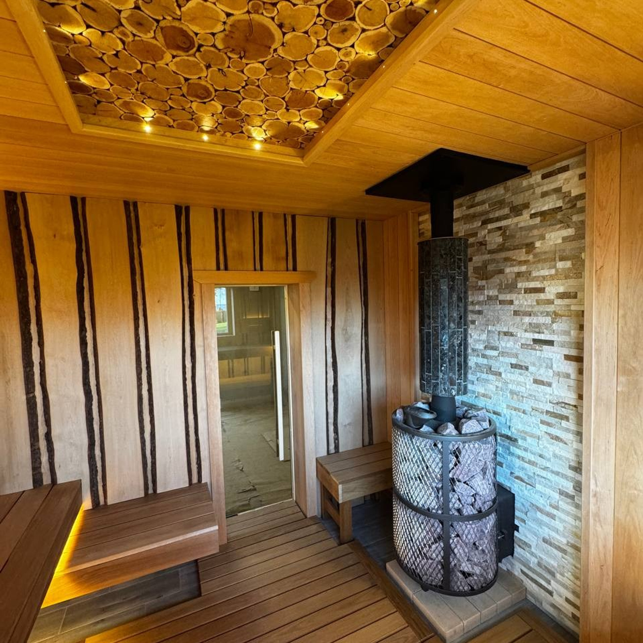 слэб из ольхи с корой в интерьере бани