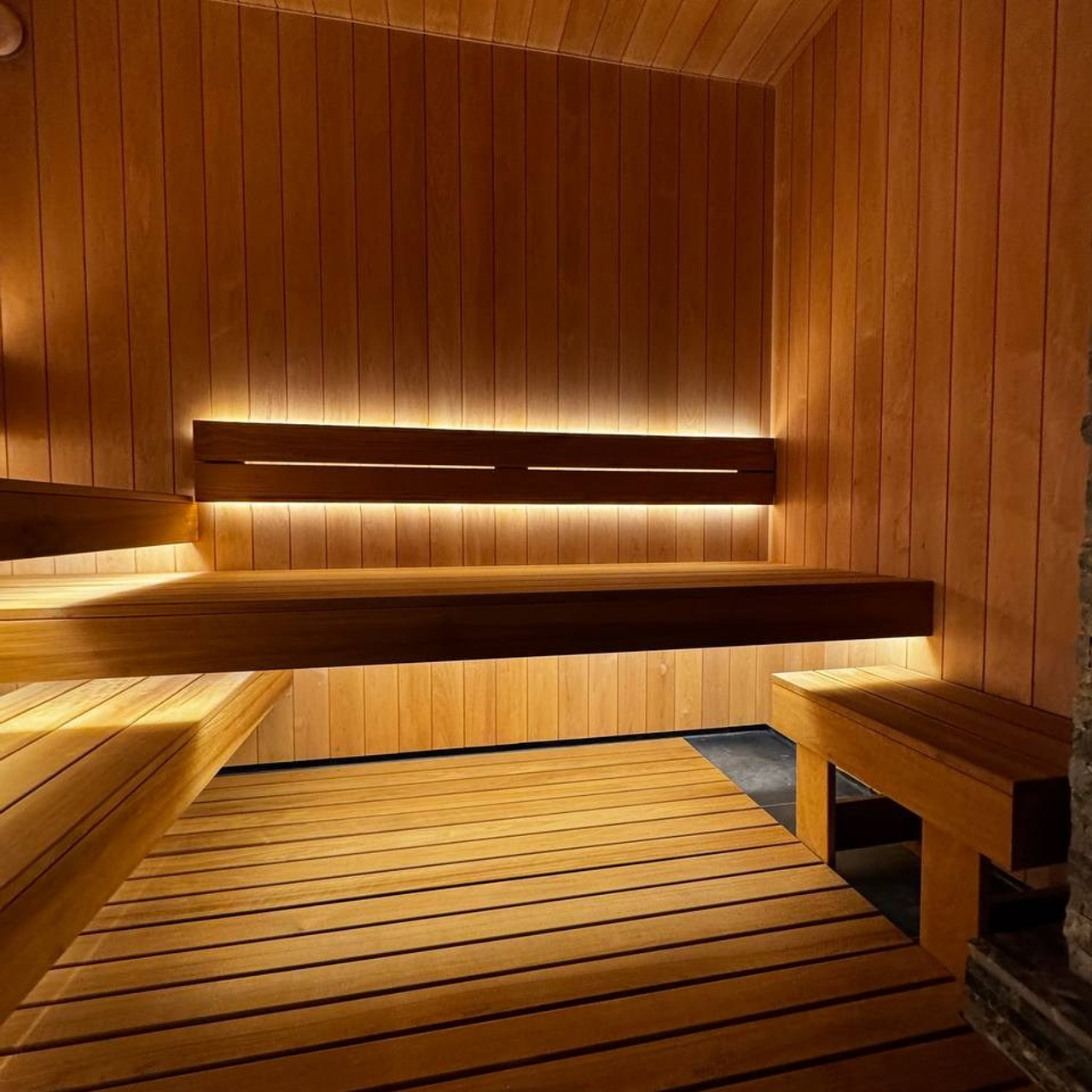 полки с подсветкой сауна