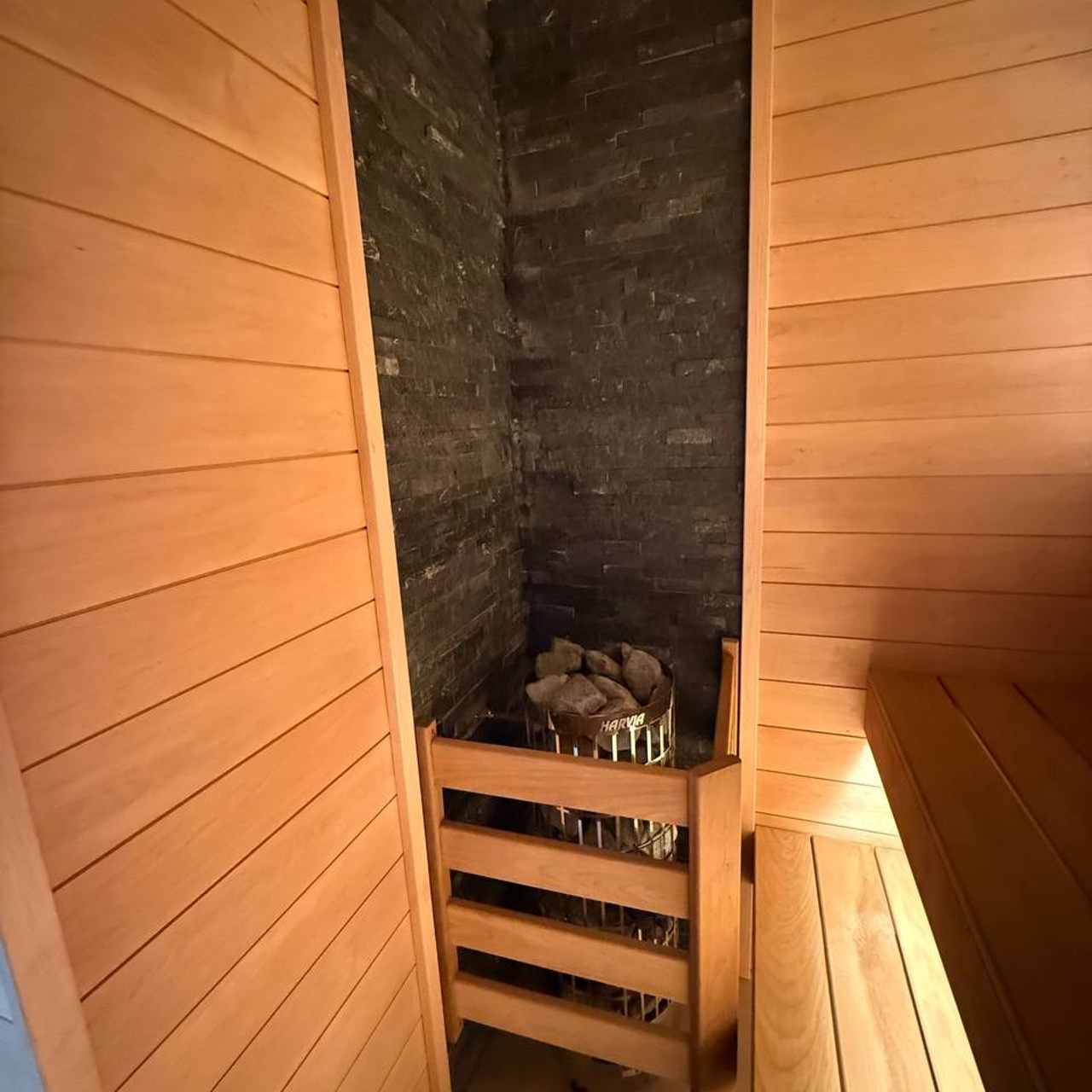 печь Harvia Cilindro в интерьере парной