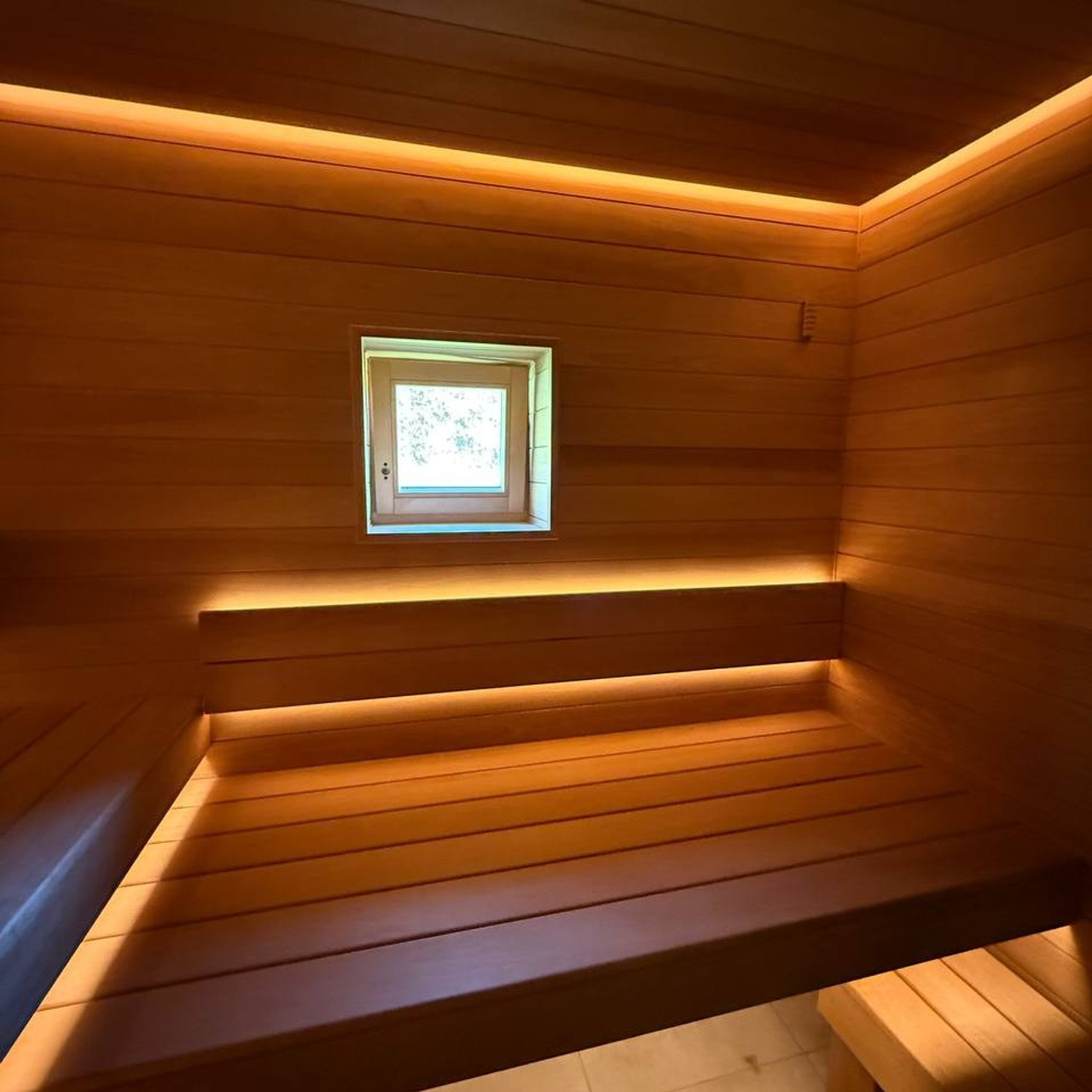 трехуровневые полки в парной