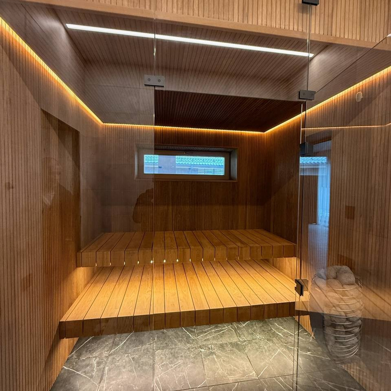 скрытая LED-подсветка в сауне с термоабаш