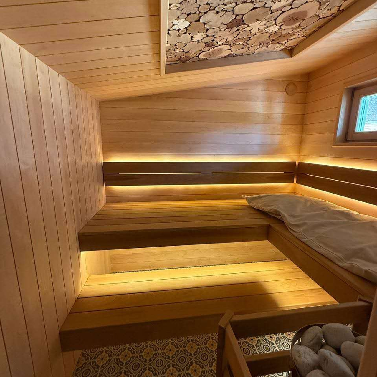 подсветка под полками в парной