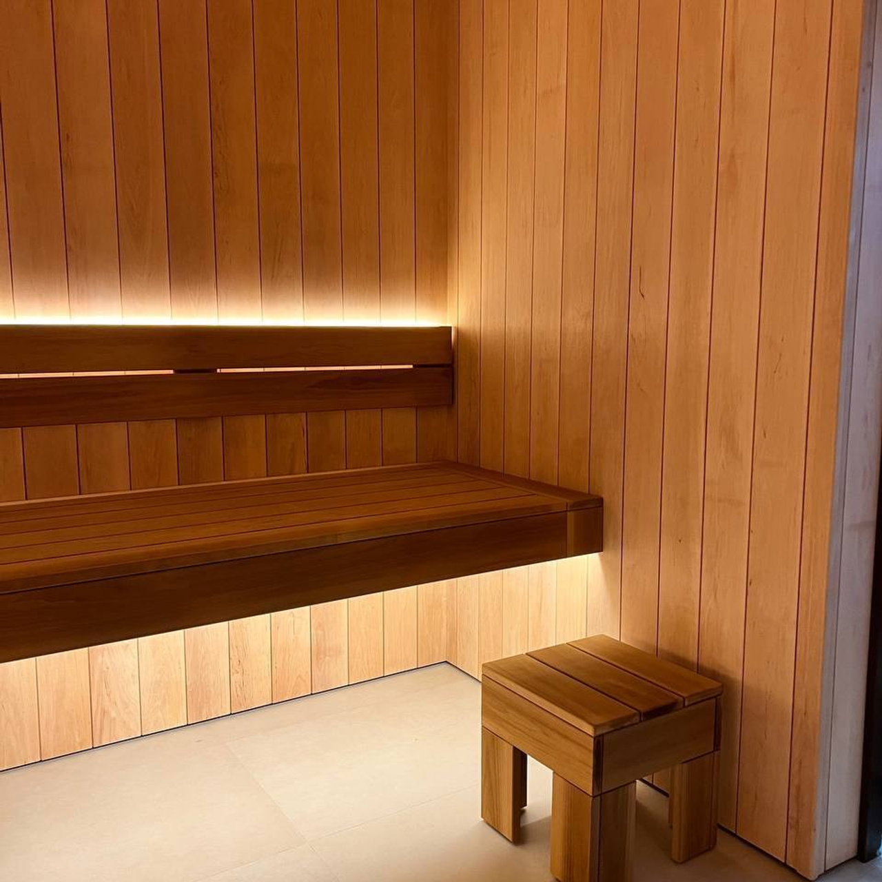 интерьер бани из широкой ольхи