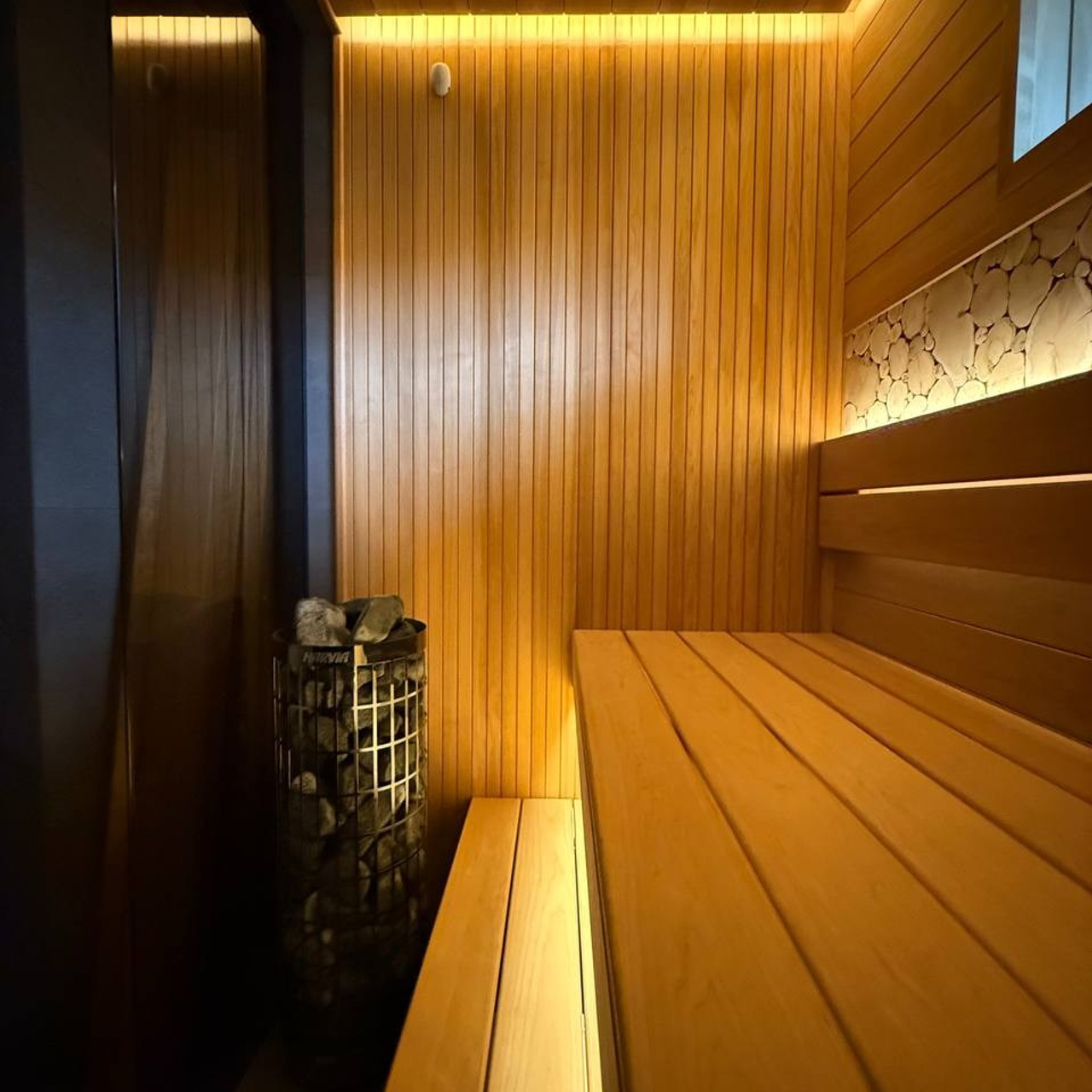 панорамная стеклянная дверь в сауне