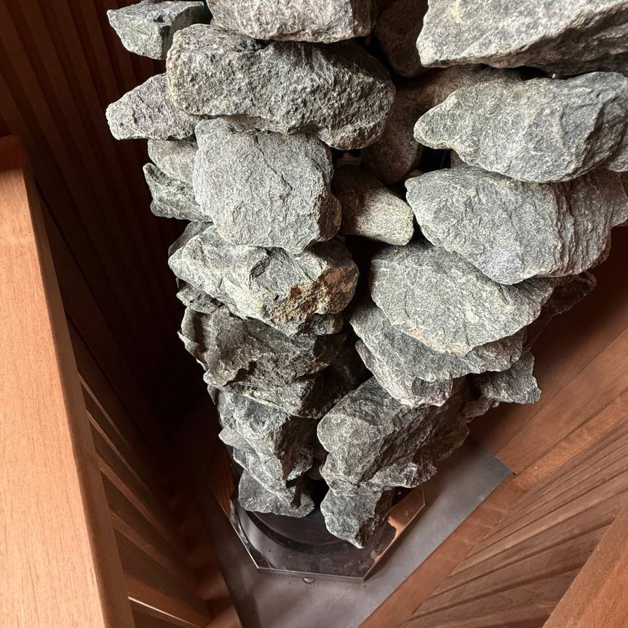 печь Born Rock в интерьере парной