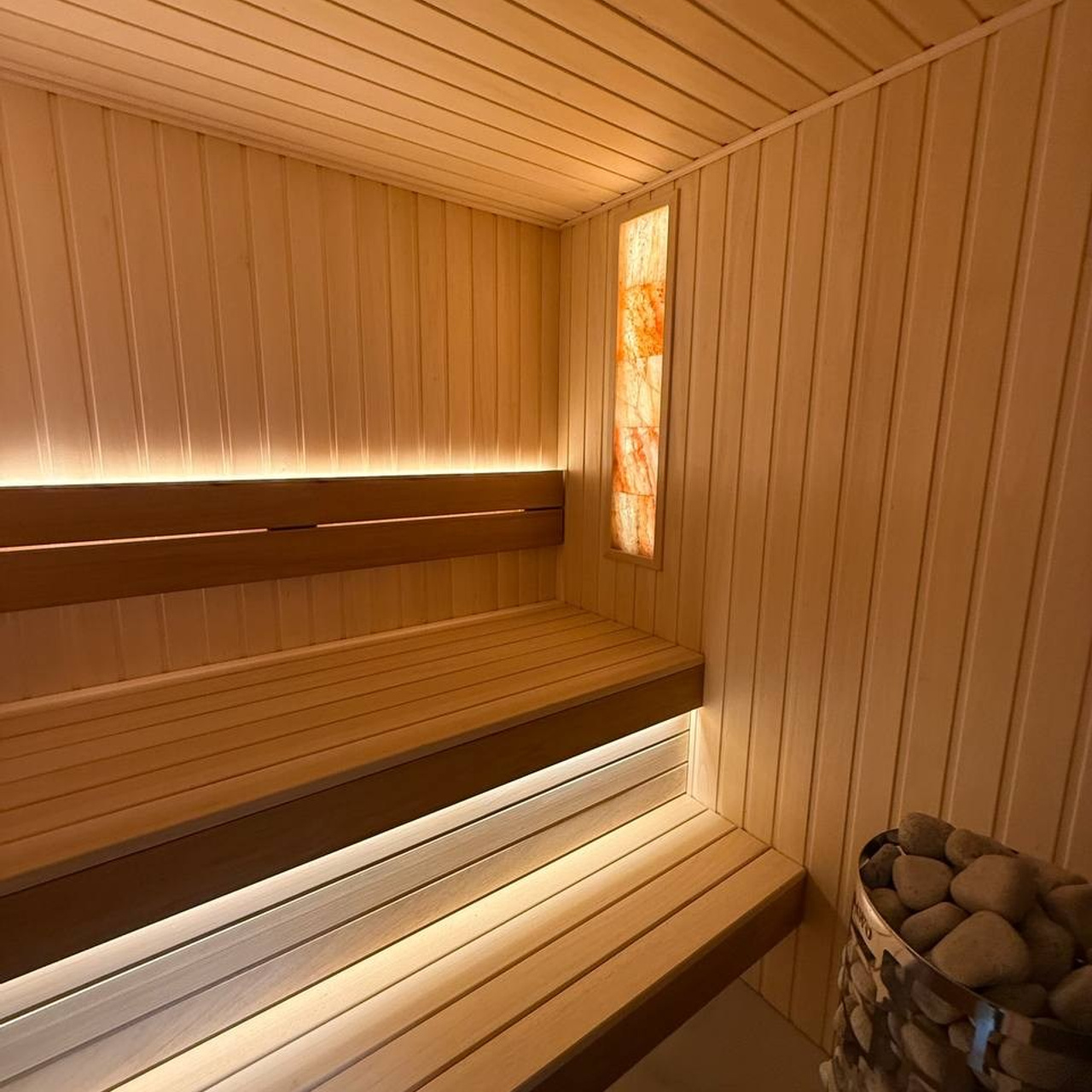 интерьер маленькой сауны из липы