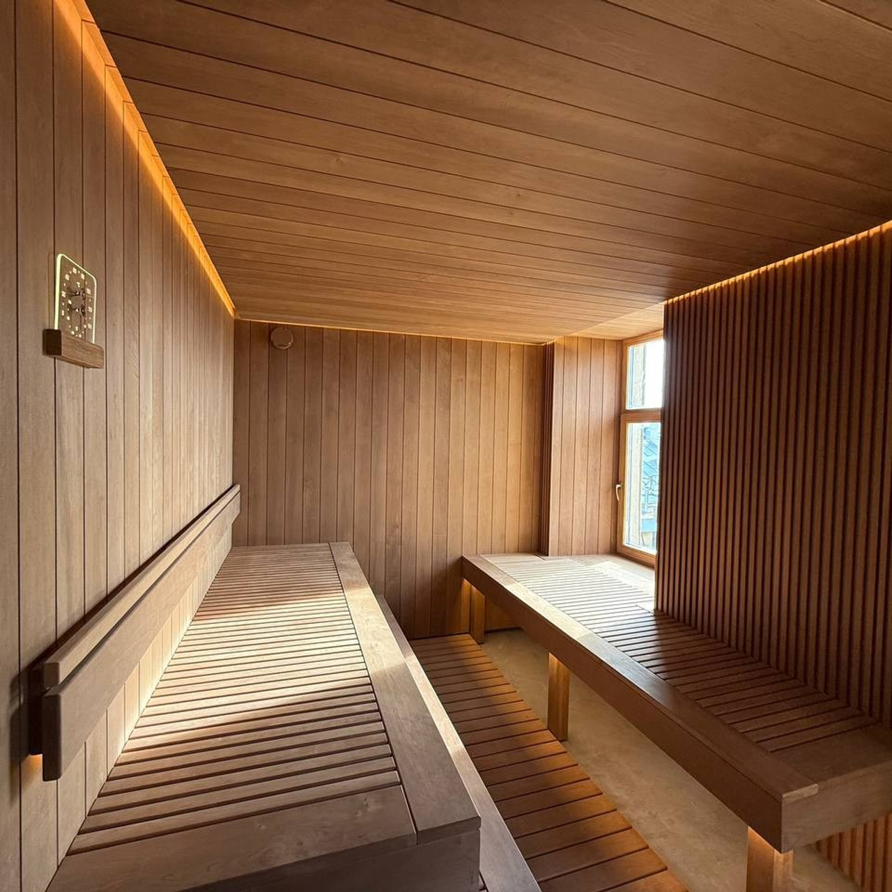 интерьер современной сауны с подсветкой