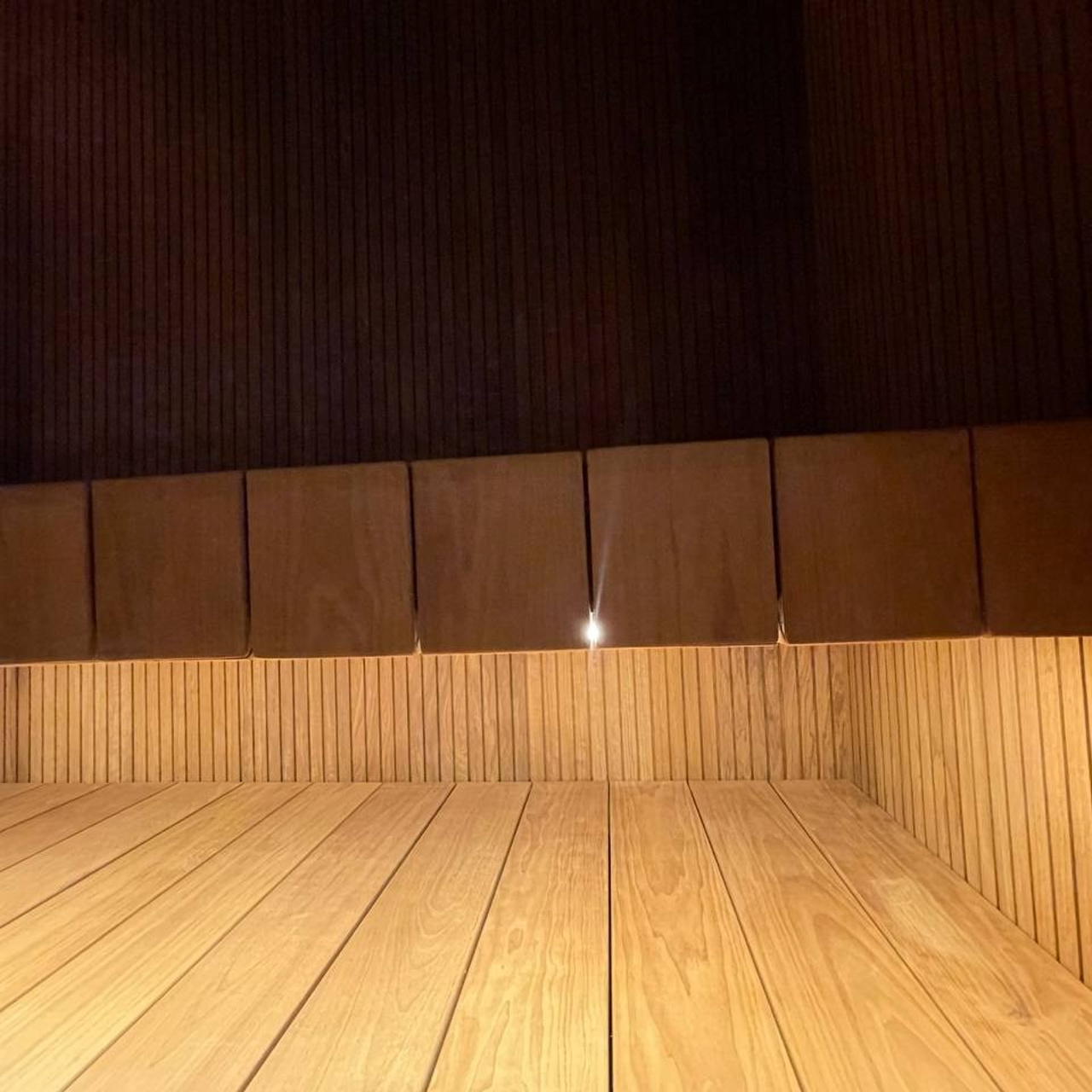 интерьер сауны в темных тонах