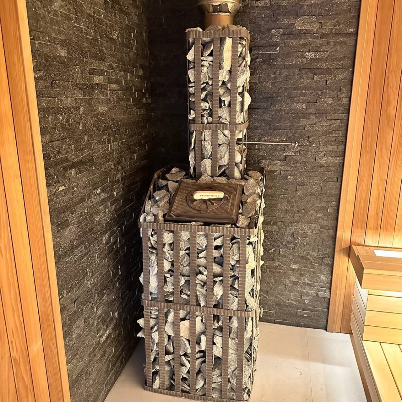 деревянная отделка сауны и травяное панно