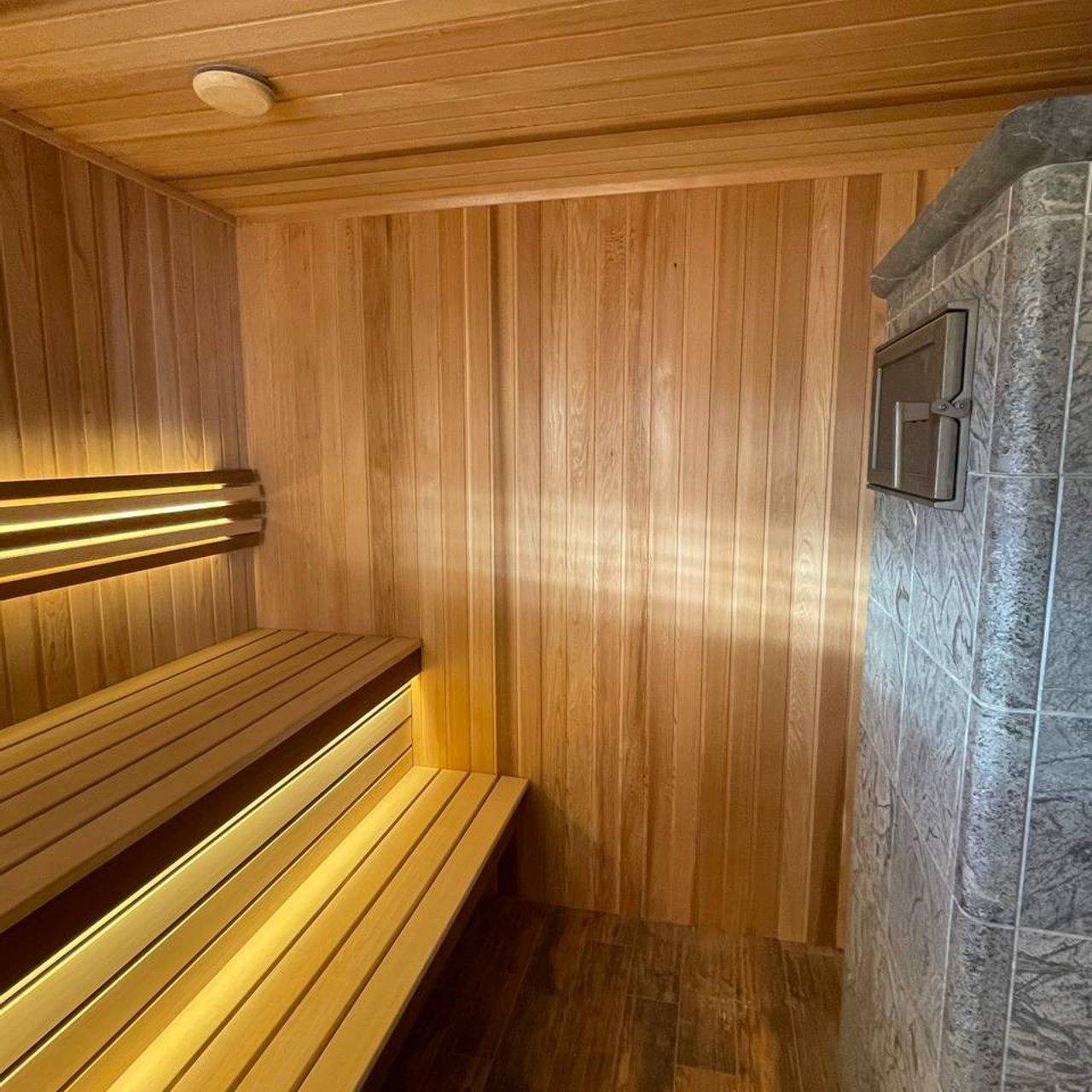 парная из канадского кедра с ониксом