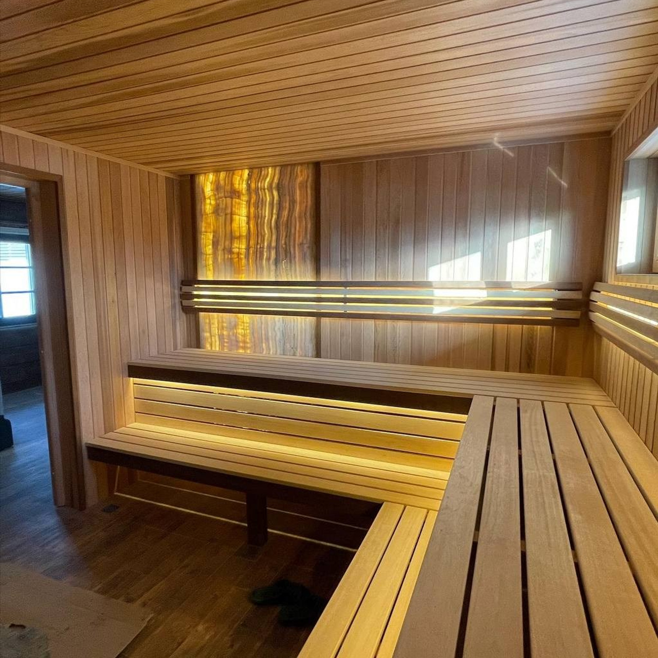 полки из абаша в сауне из кедра