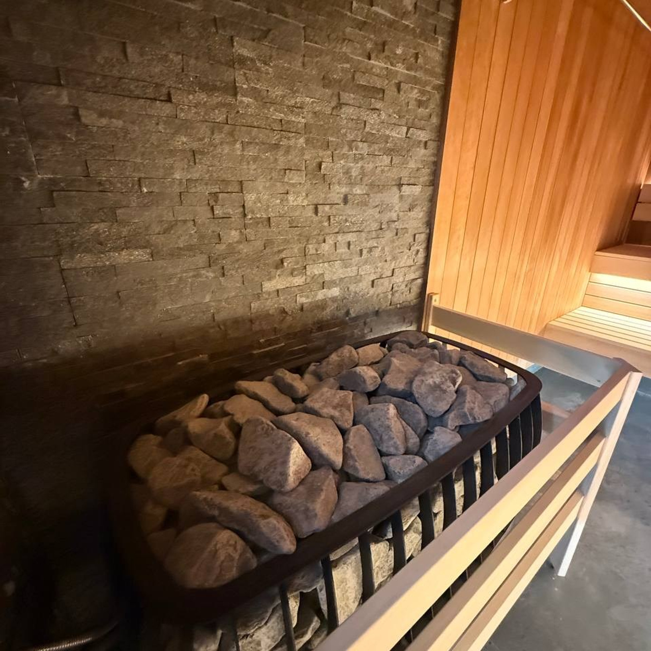 каменка BORN Magma в коммерческой сауне