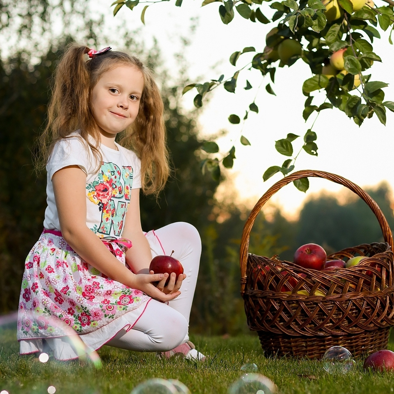 Фотосессия ребенка с яблоками в Туле.