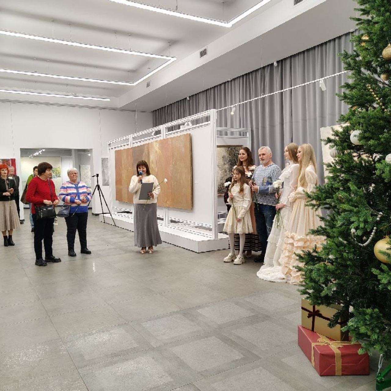 / НОВОЕ НА БЕЛОМ /. Ассоциация художников монументалистов г. Москва