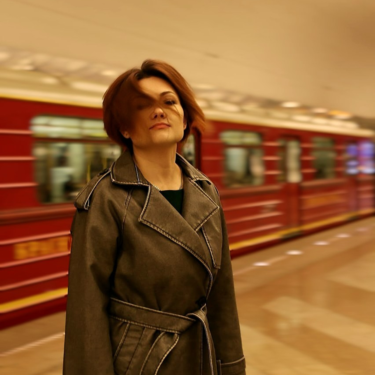 В движении