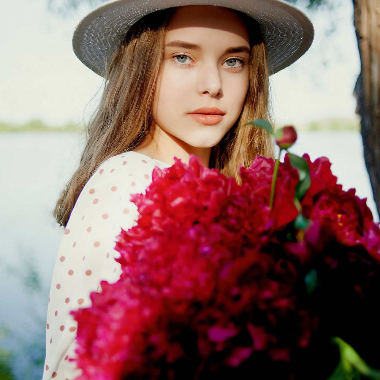 Саша в пионах