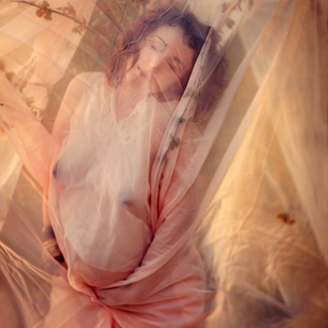 - снимаю на условиях TFP, провожу регулярные арт-ню воркшопы в СПБ  и. Фотограф Облако Александра