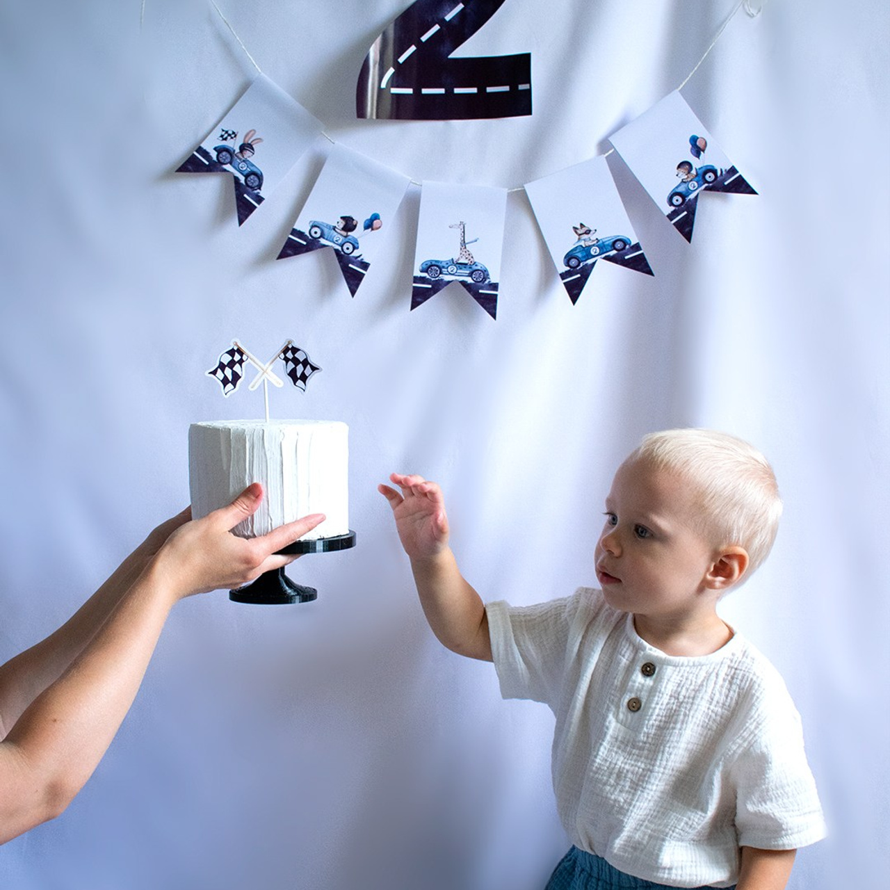 Гирлянда и цифра «Зверогонки». Роспись стен и декор в детских комнатах Москва и Подмосковье