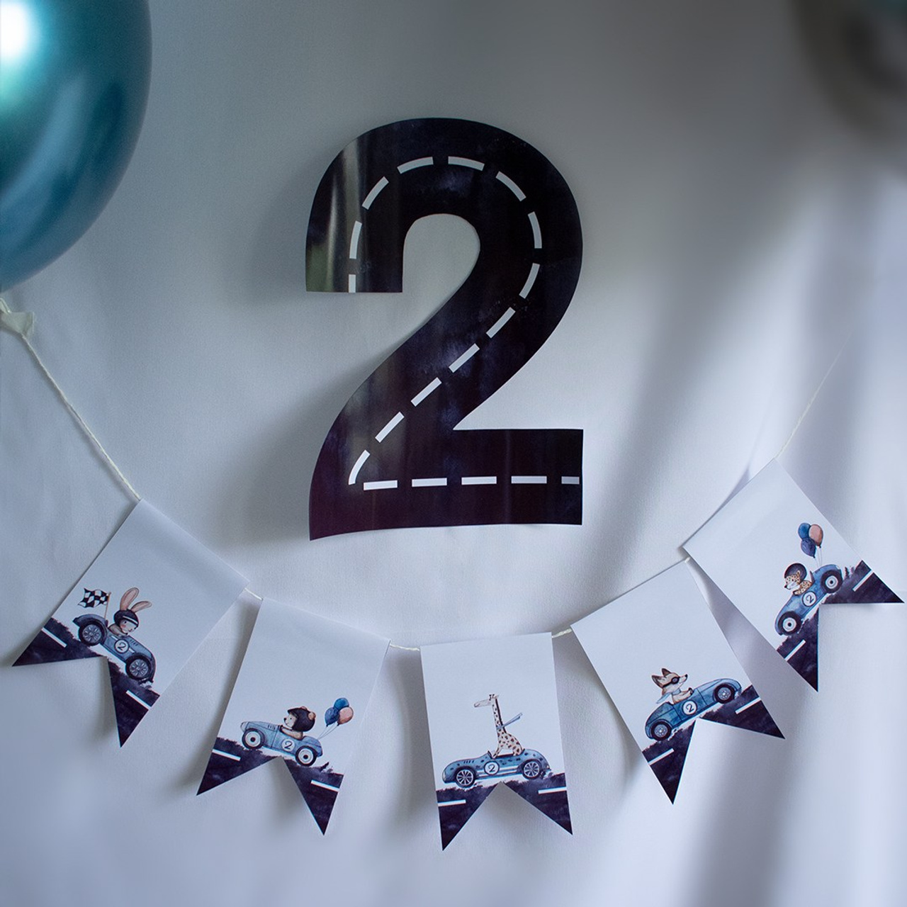 Гирлянда и цифра «Зверогонки». Роспись стен и декор в детских комнатах Москва и Подмосковье