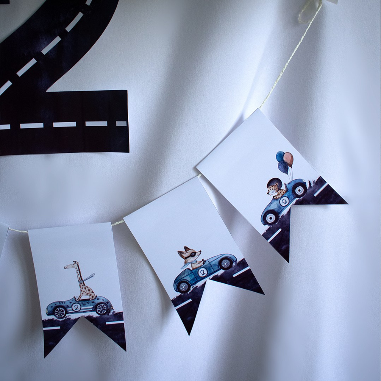 Гирлянда и цифра «Зверогонки». Роспись стен и декор в детских комнатах Москва и Подмосковье