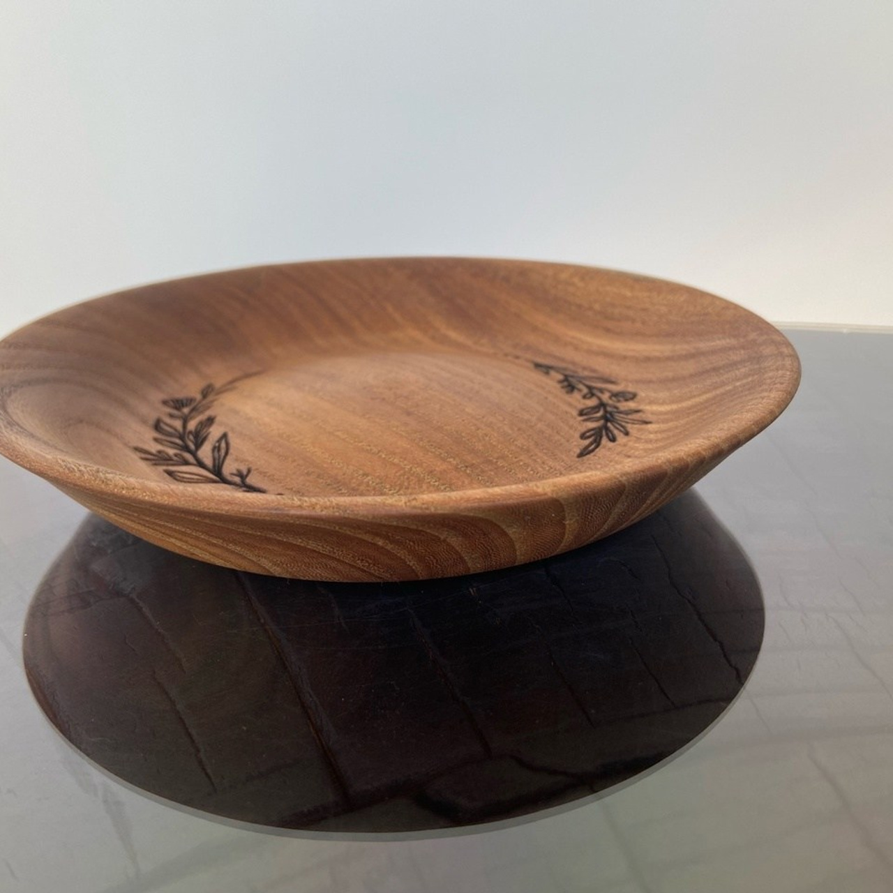 Тарелки из натурального дерева, посуда из дерева. Арт-объекты для стен. Авторские картины, панно, часы и портреты по фото