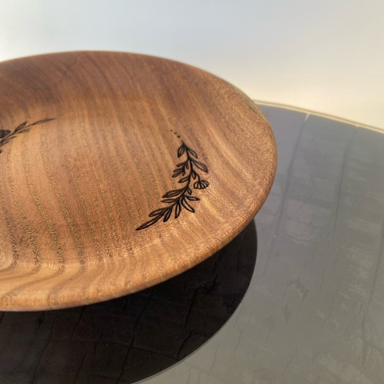 Тарелки из натурального дерева, посуда из дерева. Арт-объекты для стен. Авторские картины, панно, часы и портреты по фото