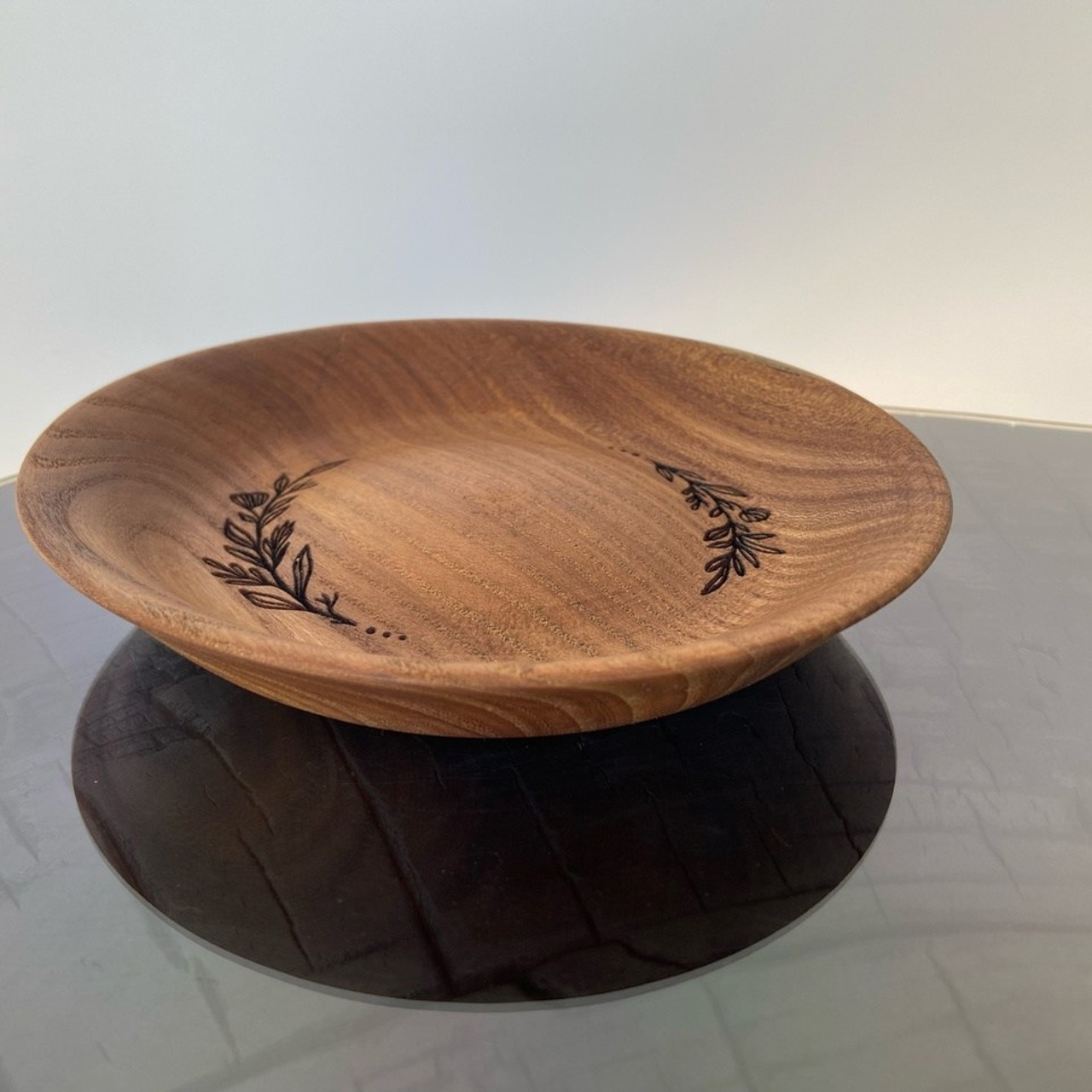 Тарелки из натурального дерева, посуда из дерева. Арт-объекты для стен. Авторские картины, панно, часы и портреты по фото