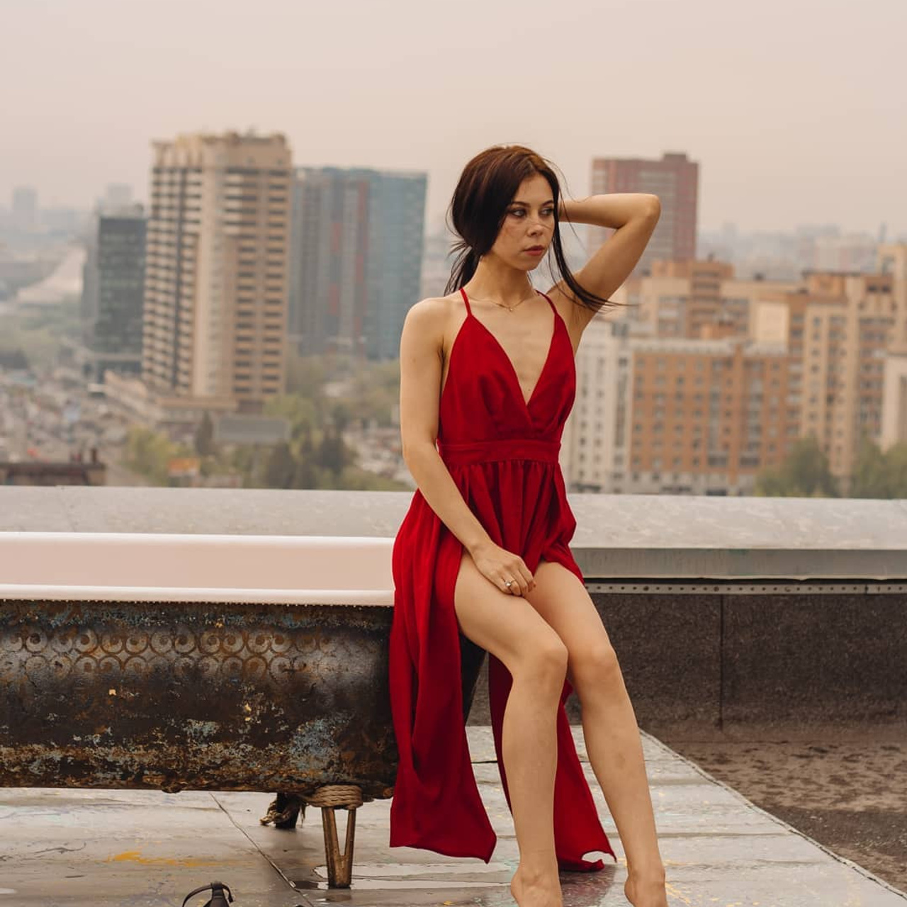 Девушка в красном. Крыша